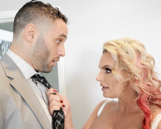 Смотреть порно: Застукал зрелую мамку на дрочке, а она захотела выебать его