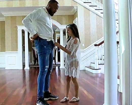 Смотреть порно: Хрупкая девушка и здоровый черный член - это прекрасно!