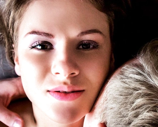 Смотреть порно: Русская девушка занимается жестким трахом с возбужденным мужчиной