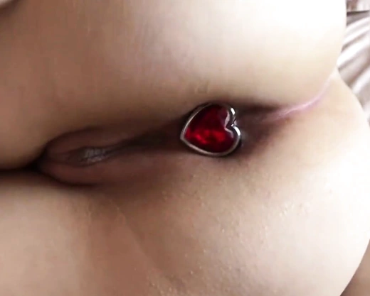 Смотреть порно: Скромная женщина растянула попку анальной пробкой и дала муженьку с самого утра