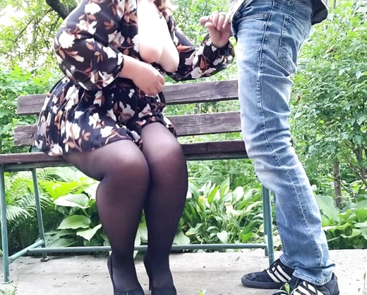 Смотреть порно: Муж предложил жене подрочить ему прямо в парке с окончанием на большую грудь