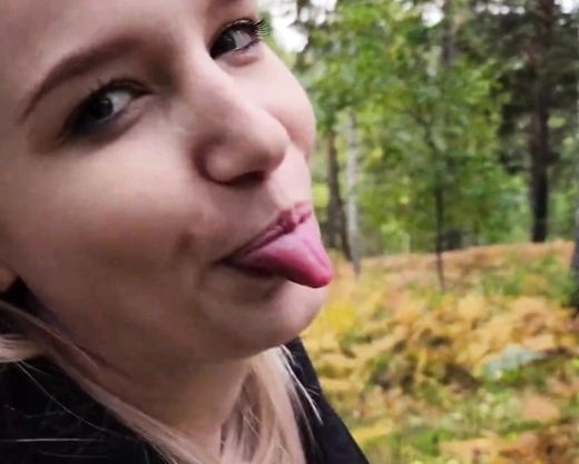 Смотреть порно: Гуляли с девушкой по парку и она захотела кончить в публичном месте