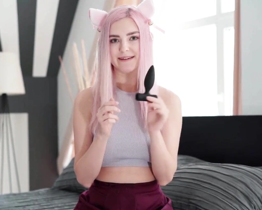 Смотреть порно: Это моя первая анальная сцена и я думаю что готова показать вам что-то возбуждающее