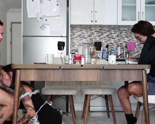 Смотреть порно: Ну ок, можешь залезть под стол и отсосать мне, только тихо, чтобы жена не услышала!