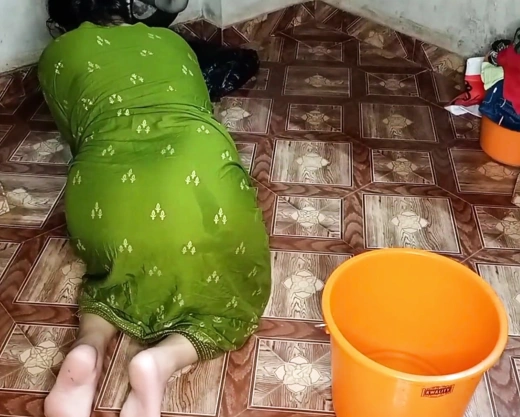 Смотреть порно: Горничная мыла на кухне пол в позе раком и соблазнила большой задницей своего хозяина