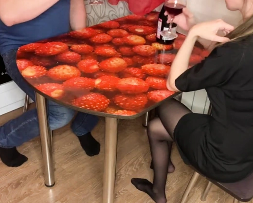 Смотреть порно: Пока жена в командировке, пью вино с соседкой и трахаю ее на кухонном столе