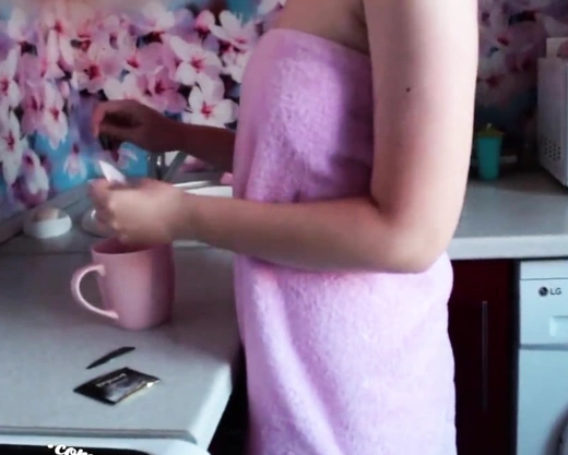 Смотреть порно: Возбудился на свою девушку после душа и сладко трахнул ее на кухне - порно реальной пары