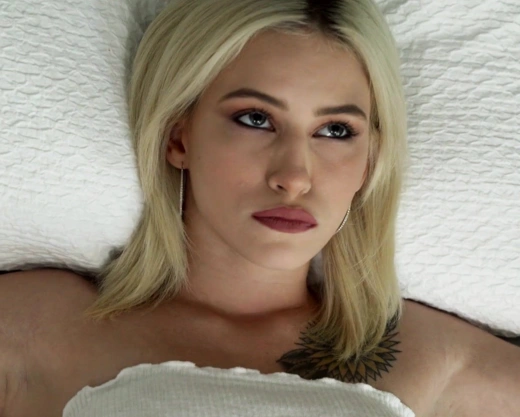 Смотреть порно: Моя сводная сестра очень горячая девушка