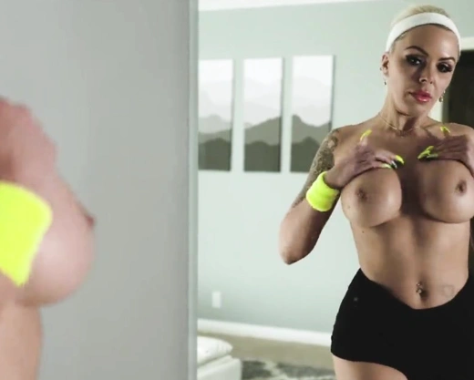 Смотреть порно: Зрелая фитнес порно звезда и ее молодой тренер занимаются любовью