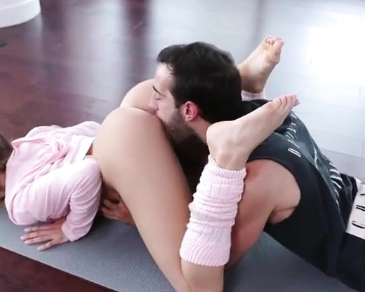 Смотреть порно: Мой тренер хорошо тренирует и не плохо лижет