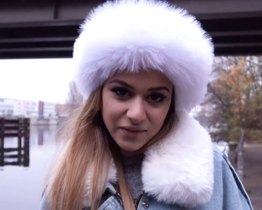 Смотреть порно: Я дам тебе денег - снимешься в моем порно кастинге?