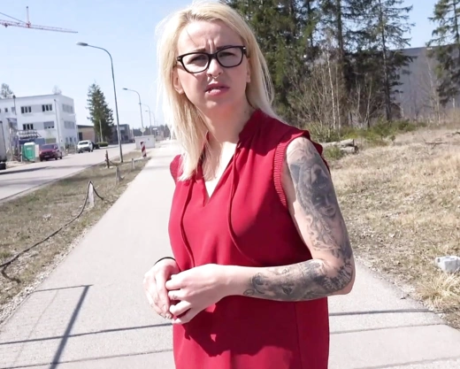 Смотреть порно: Познакомилась с незнакомцем и трахнулась на стройке через 5 минут