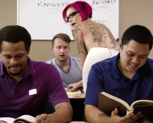 Смотреть порно: Похотливая училка соблазнила парня прямо время занятия