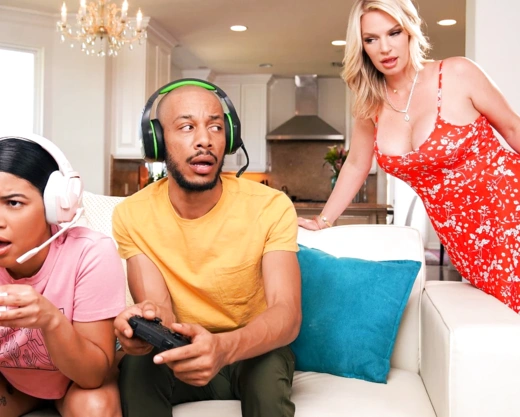 Смотреть порно: Парень изменяет девушке с тещей у нее дома