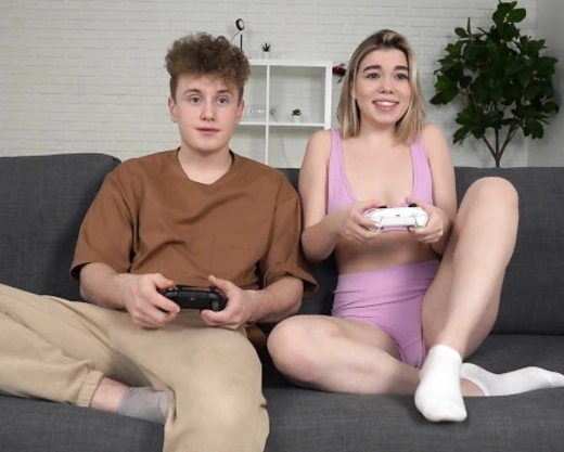 Смотреть порно: Сводная сестра и брат решили заняться сексом, пока дома никого нет